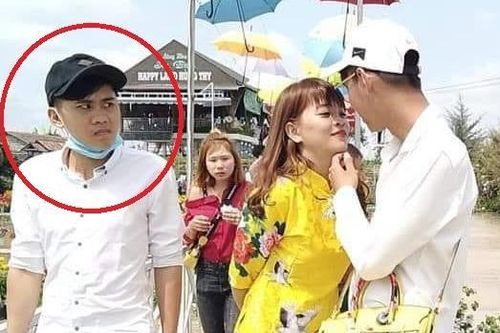 Chàng trai lườm đôi tình nhân bỗng dưng nổi tiếng, liên tục bị chế ảnh