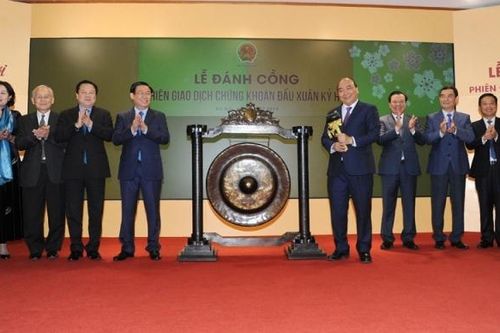 Thủ tướng Nguyễn Xuân Phúc dự lễ đánh cồng phiên giao dịch chứng khoán đầu Xuân Kỷ Hợi