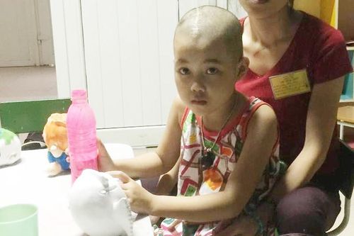 Xót thương bé gái ung thư cứ ngỡ 'bố đi công tác trên trời'