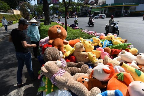 Gấu bông tràn ngập vỉa hè Sài Gòn nhưng vắng người mua