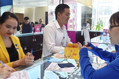 Clip người Sài Gòn chen chân mua vàng cầu may ngày Thần Tài