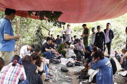 Con bạc nhao nhác nhảy xuống hố ẩn nấp khi bị công an đột kích
