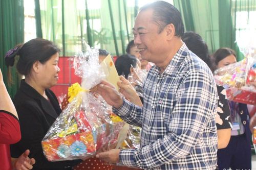 Tòa án nhân dân tối cao tặng 150 suất quà cho hộ nghèo ở Quỳnh Lưu