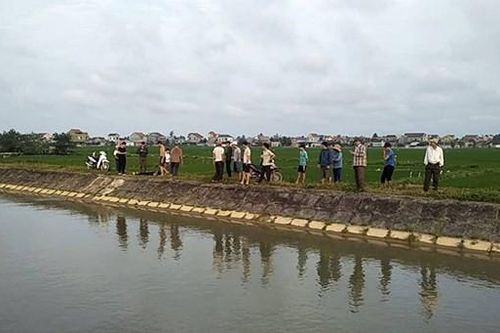 Đi thăm ruộng lúa, người dân tá hỏa phát hiện thi thể trôi trên kênh