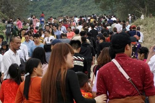 Hàng vạn người chen chân lên chùa Tam Chúc lớn nhất thế giới ở Hà Nam trong ngày khai hội
