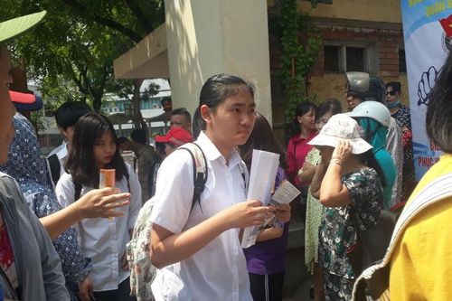 Tết học sinh vẫn không dám rời sách vở