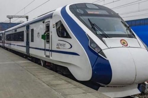Tàu cao tốc hiện đại vừa khai trương đã bị hư hại do đâm phải... bò