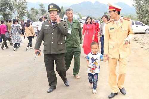 Tìm người thân cho bé trai 4 tuổi đi lạc