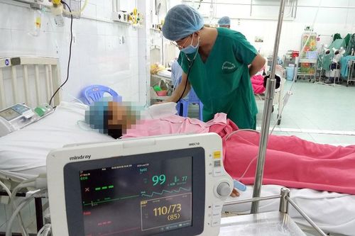 Truyền 19 đơn vị máu cứu sản phụ nhau bong non, biến chứng đông máu