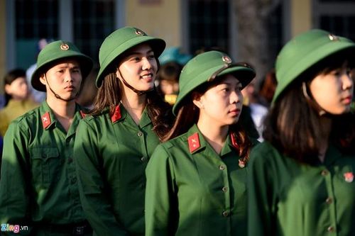 Thí sinh cận thị được tuyển vào một số trường quân đội