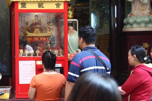 Người Sài Gòn thích thú xếp hàng dài trước máy xin xăm tự động
