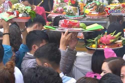 Phủ, chùa ngày rằm tháng Giêng: Chen chân đặt lễ, thắp hương
