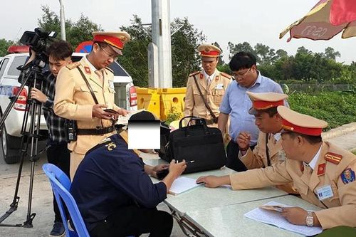 Bị phát hiện dương tính với ma túy, lái xe khai do uống 'rượu 138'