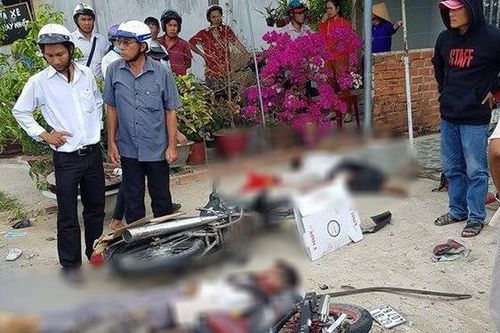 Xe tải đâm kéo lê hàng loạt xe máy khiến nhiều người thương vong