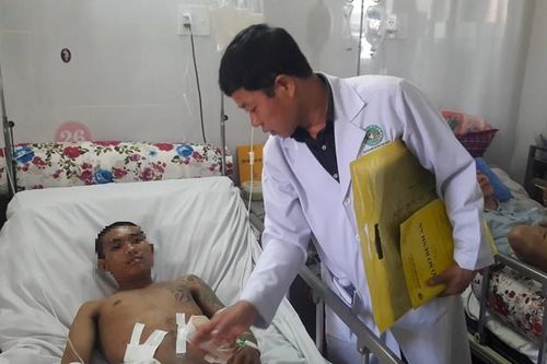 Cứu sống nam thanh niên bị xe rác ép chặt vào tường