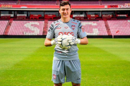 Xem lại lỗi ngớ ngẩn của Đặng Văn Lâm trong trận ra mắt Muangthong United