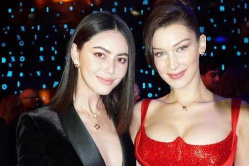 'Ma nữ' Davikah không hề lép vế khi đứng bên Bella Hadid phô trương vòng 1 triệt để