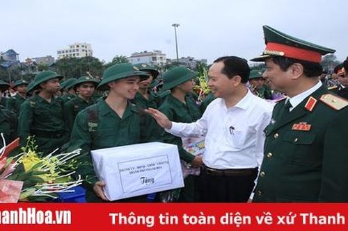 Đồng chí Bí thư Tỉnh ủy, Chủ tịch HĐND tỉnh Trịnh Văn Chiến dự và động viên thanh niên TP Thanh Hóa lên đường nhập ngũ