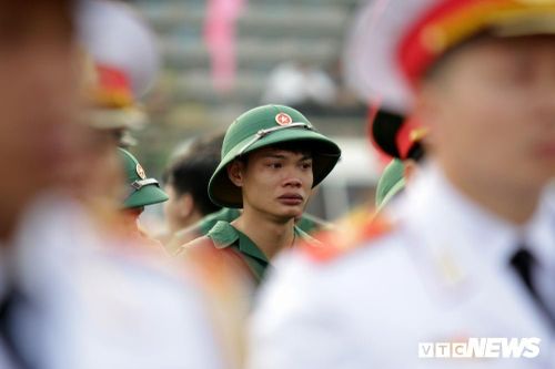 Không cho vợ con đến tiễn, tân binh 9X vẫn bật khóc nức nở trong ngày nhập ngũ