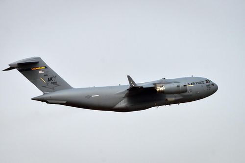 'Ngựa thồ' C-17 tiếp tục mang phương tiện của TT Trump tới Nội Bài
