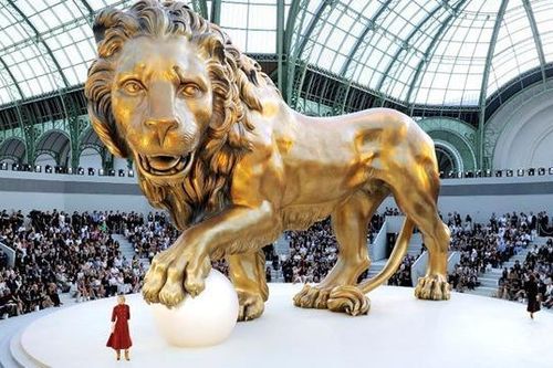 Đắm mình trong show diễn để đời của Chanel dưới thời Karl Lagerfeld