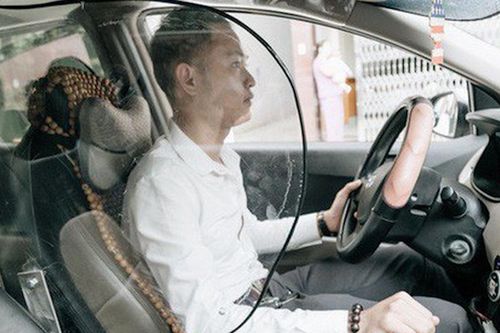 Liệu có an toàn lắp tấm chắn bảo vệ cho lái xe taxi?