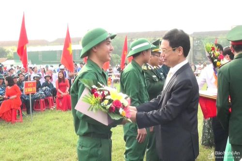 Phó Bí thư Thường trực Tỉnh ủy Nguyễn Xuân Sơn dự Lễ giao, nhận quân tại Nghi Lộc