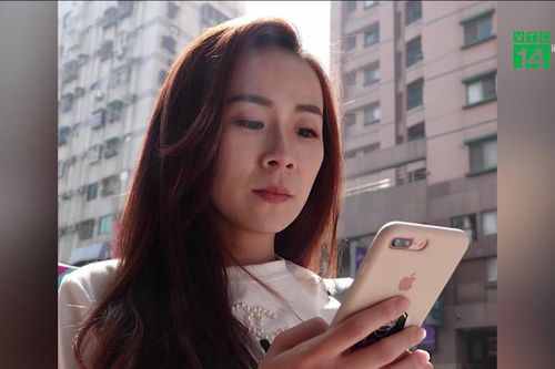Hay dùng điện thoại dưới trời nắng, cô gái suýt thủng giác mạc