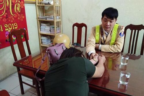 Ngăn người phụ nữ gí kéo vào cổ đòi nhảy cầu tự tử