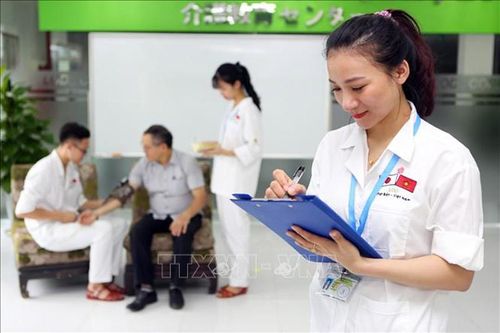 Nhật Bản nới lỏng tiêu chuẩn đối với điều dưỡng viên ngoại