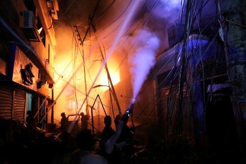 Hãi hùng biển lửa bao trùm khu phố cổ Bangladesh