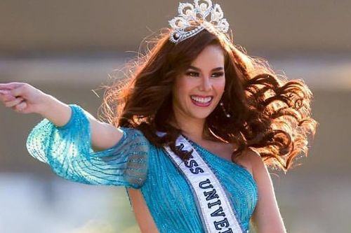 Tân Hoa hậu Hoàn vũ diễu hành khắp phố với chiếc vương miện bị vỡ