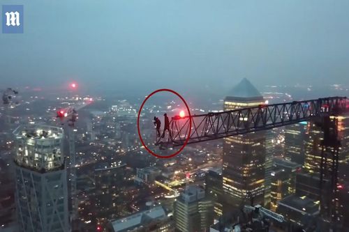 Hai kẻ liều mạng treo người trên cần cẩu 250 mét để ngắm London về đêm