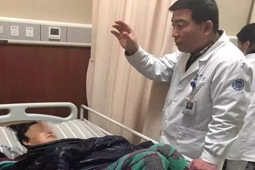 Vợ gãy xương sau cái ôm của chồng và sự thật phía sau