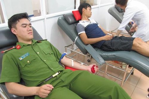 Cảnh sát Cơ động hiến máu hiếm cứu cháu bé thoát khỏi tay tử thần