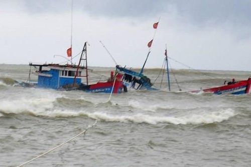 Cà Mau: Cứu kịp thời 4 ngư dân bị chìm tàu trên biển