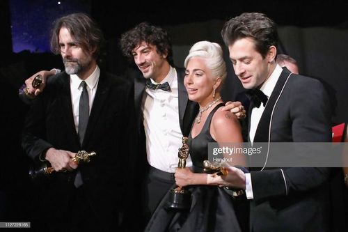 Lady Gaga bật khóc nức nở, nắm chặt tượng vàng Oscar đầu tiên của sự nghiệp