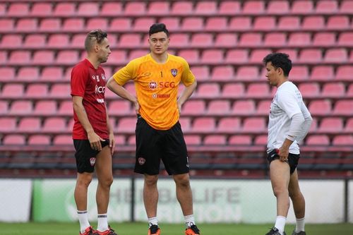 Đặng Văn Lâm phải ở ngoài sân trong buổi tập của Muangthong