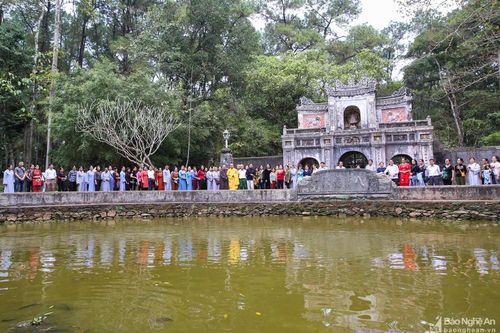 Phật tử chùa Đức Hậu đảnh lễ sư thầy Thích Nhất Hạnh tại chùa Từ Hiếu