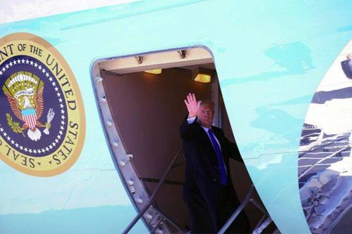 Tổng thống Mỹ Donald Trump vừa tới Hà Nội bằng Air Force One, đây là những điểm đặc biệt nhất về chiếc máy bay này