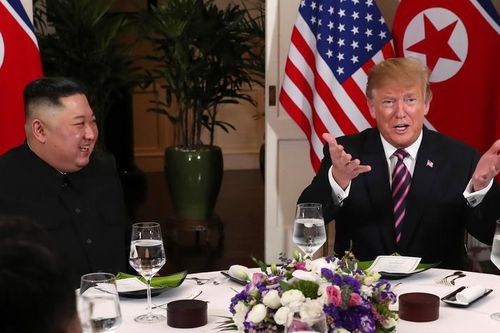 Cocktail tôm, bít tết thăn bò và kim chi cho bữa tối Trump - Kim