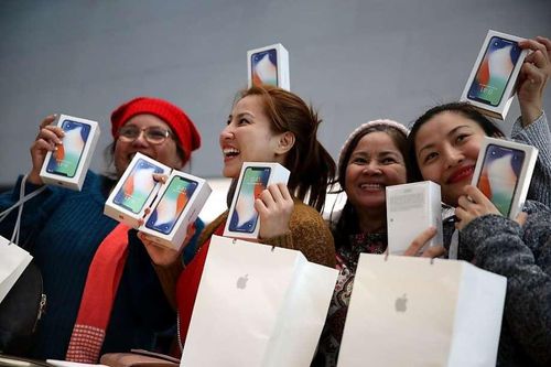 iPhone đắt hơn hẳn đối thủ, vì sao người dùng vẫn quyết mua?