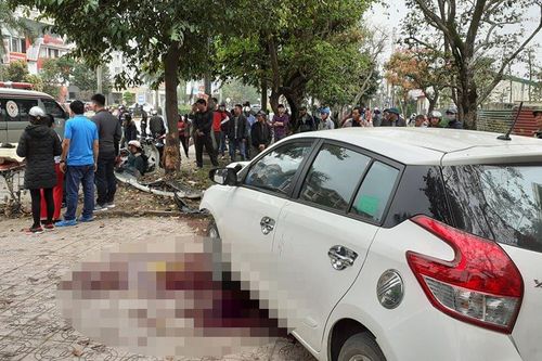 Ô tô tông xe đạp rồi đâm vào gốc cây, 4 người thương vong