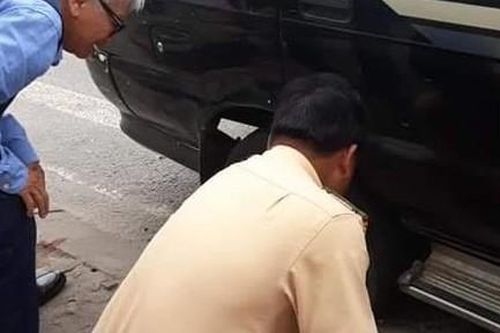 Trung Tá CSGT giúp sửa xe nổ lốp giữa đường