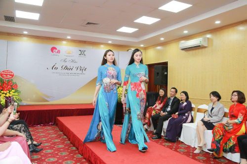 Ấn tượng nét đẹp văn hóa Việt trên những tà áo dài trị giá ngàn đô