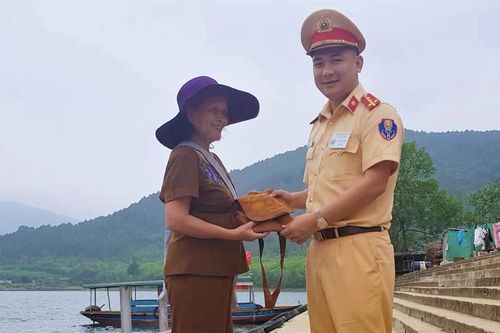 Đại úy CSGT trả lại túi tiền cho người đánh rơi khi đi lễ chùa