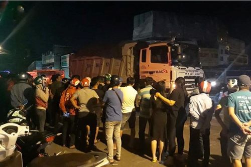 Người đàn ông đi bộ lao vào xe ben tự tử lúc giữa đêm
