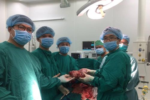 Mang khối u 3kg suốt 5 năm, nam bệnh nhân được phẫu thuật thành công