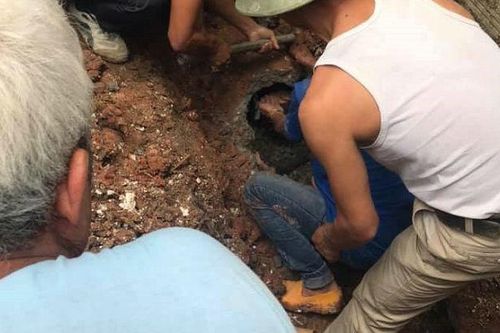Người dân dùng búa rìu giải cứu thanh niên chui vào cống nước thải nhỏ hẹp suốt cả đêm
