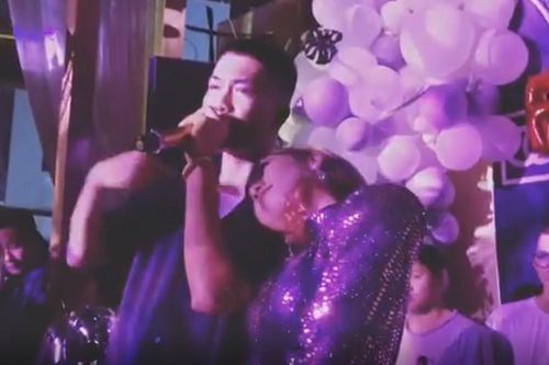 Emily tình tứ tựa vai Big Daddy khi hát live 'Mượn rượu tỏ tình'